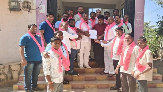 TRS leaders gave memorandum to Municipal Commissioner for Indiramma Illu ration card related to Andol-Jogipet.