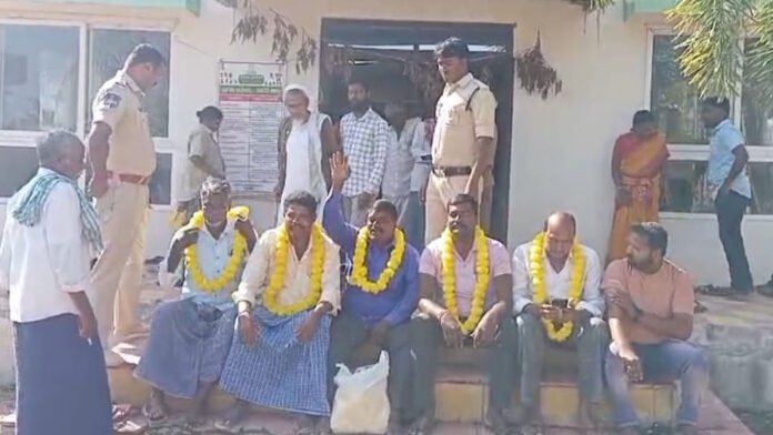 Villagers protest at the Gram Sabha.