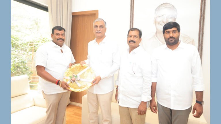 మాజీ మంత్రి హరీష్ రావును కలిసిన చిమ్ముల గోవర్ధన్ రెడ్డి