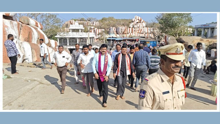 ఏడుపాయలు శ్రీవన దుర్గ భవాని మాతను దర్శించుకున్న ఐఏఎస్ ఐపీఎస్ అధికారులు